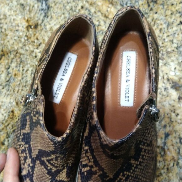 Women's Chelsea & Violet Booties Size 6M Beige & Black Faux Snake Skin Print - Picture 8 of 12